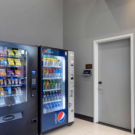 Comfort Inn & Suites Near Stadium New York Bagian luar foto