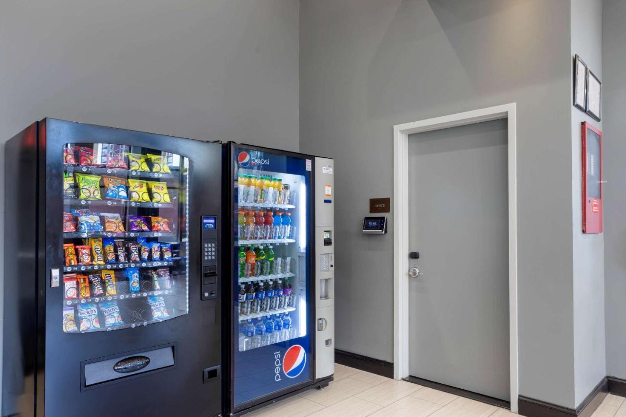Comfort Inn & Suites Near Stadium New York Bagian luar foto