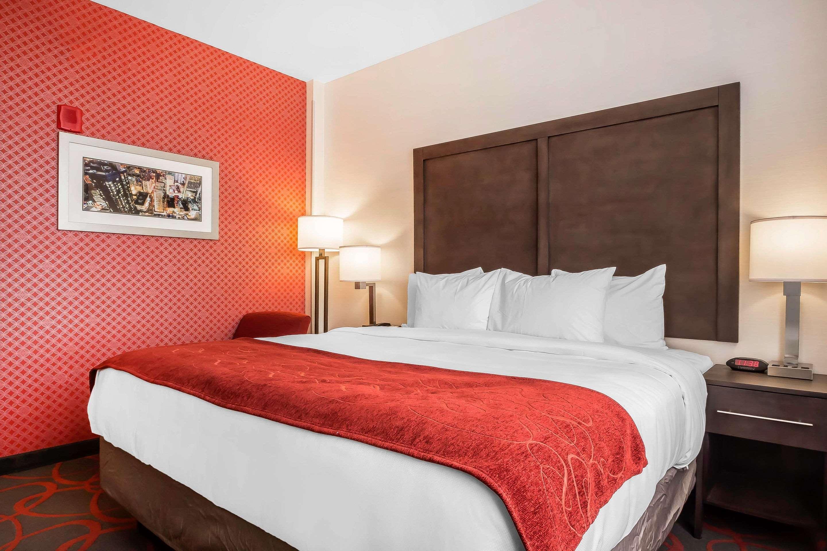 Comfort Inn & Suites Near Stadium New York Bagian luar foto