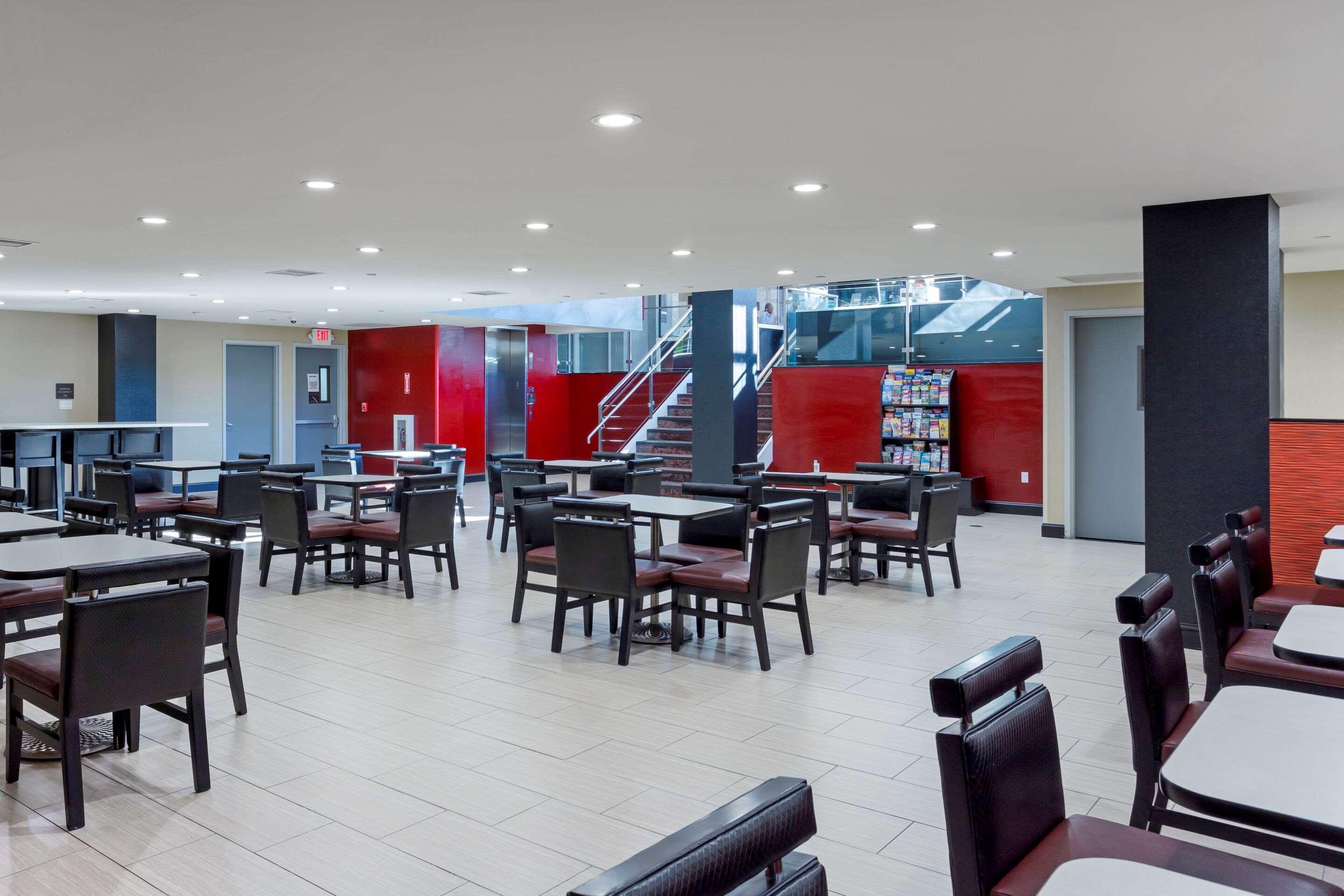 Comfort Inn & Suites Near Stadium New York Bagian luar foto