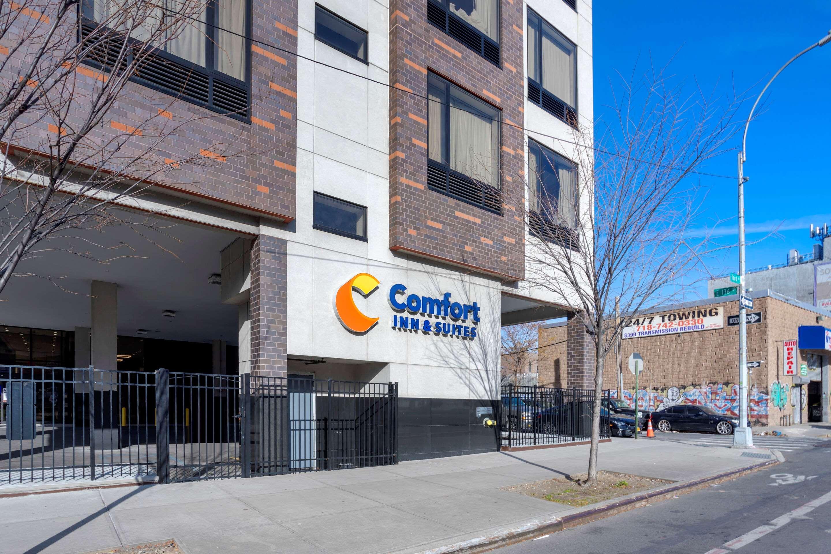 Comfort Inn & Suites Near Stadium New York Bagian luar foto