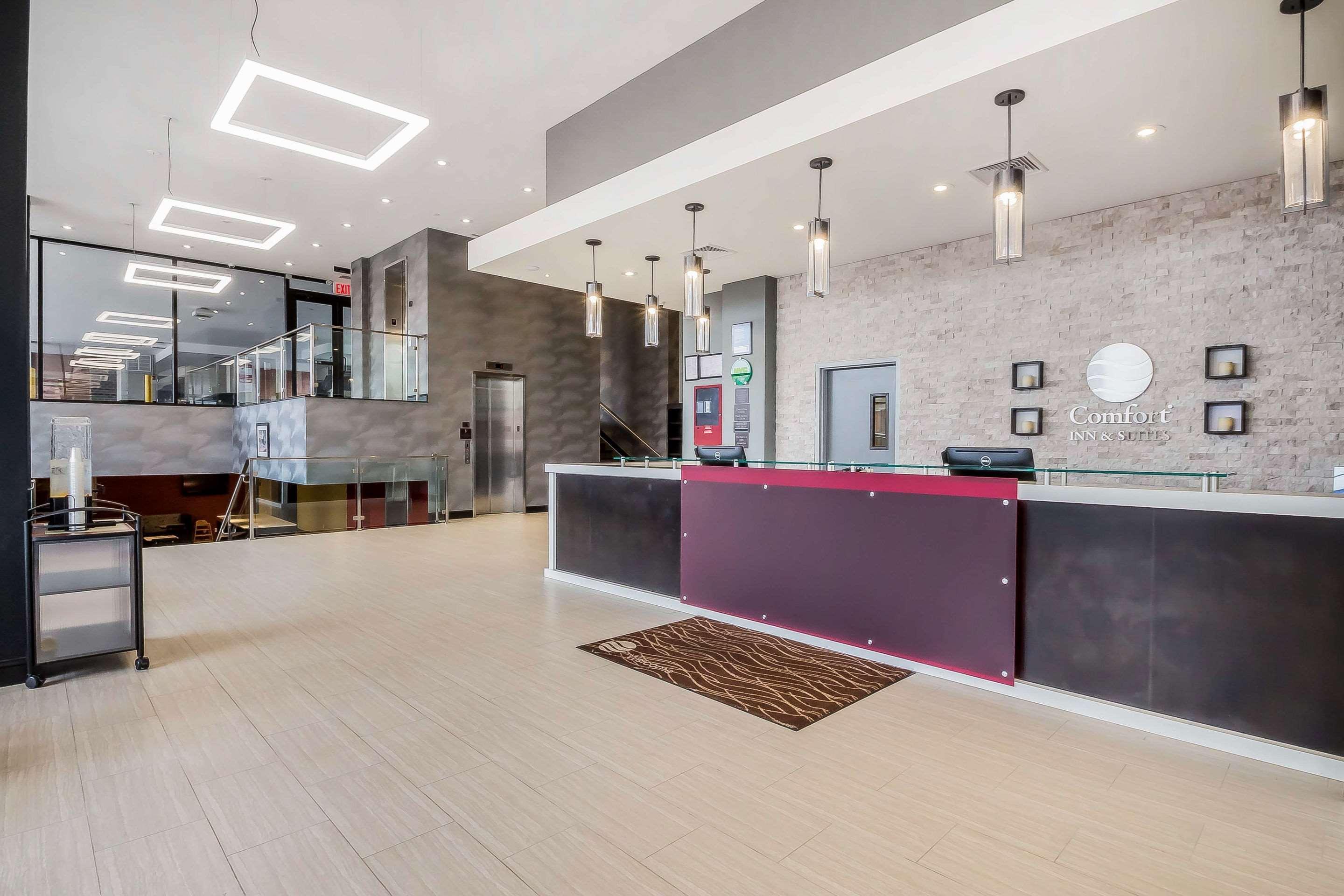 Comfort Inn & Suites Near Stadium New York Bagian luar foto